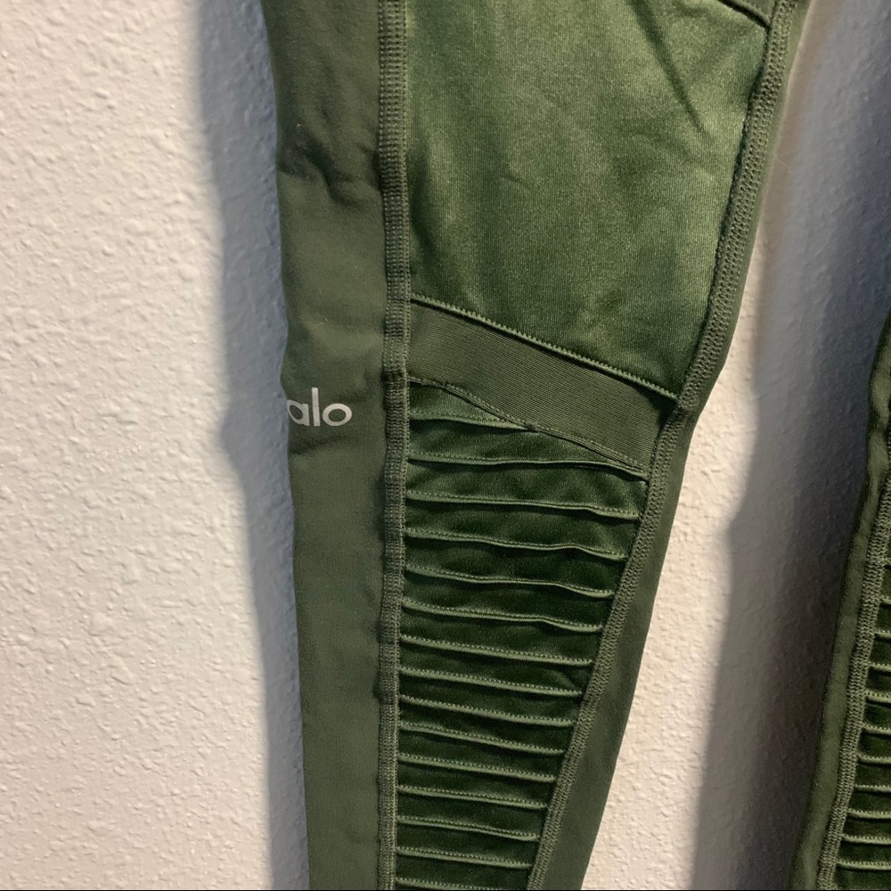 Hunter Green Alo Yoga Moto Leggings - Picture 8 of 10
